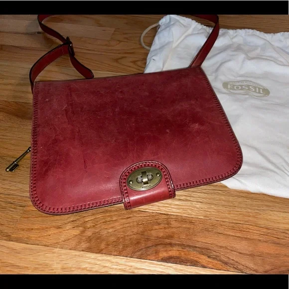 Vintage Fossil Red Leather Keyhole Crossbody Satchel - Picture 4 of 10